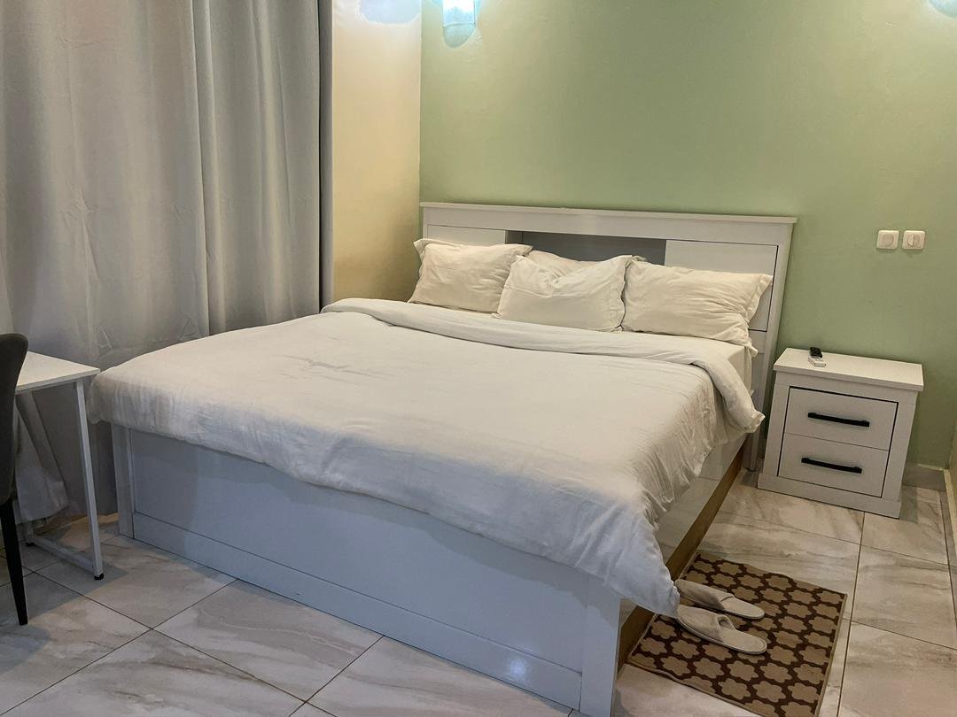 ⭐ Chambre VIP – 100 USD / nuit Lit King size, Climatisation, Télévision
Garde-robe
Salle de bain moderne
Wi-Fi gratuit
Petit-déjeuner inclus, espace de travail